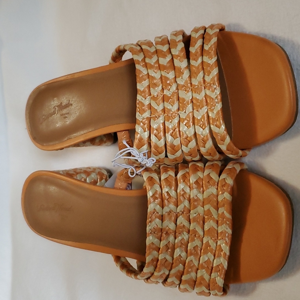 UNIVERSAL THREAD SIZE 6.5 SLIP ON SANDALS